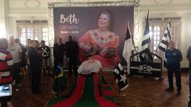 Velório de Beth Carvalho tem samba na despedida da cantora